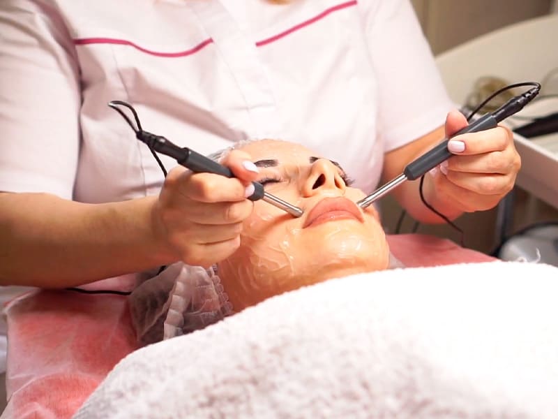 Процедура микротоковой терапии лица фото